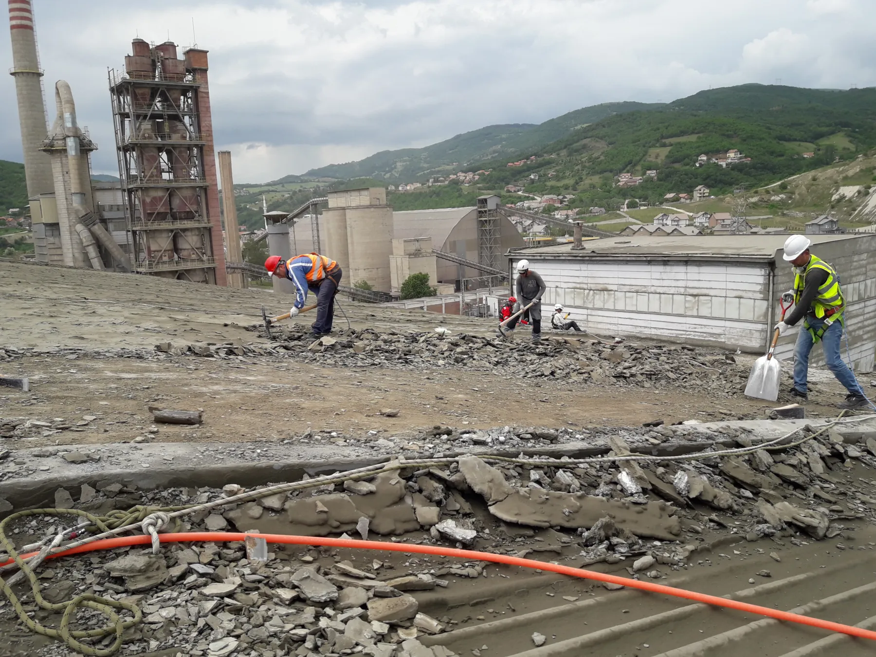Cement Clinker Roof Buildup Cleaning