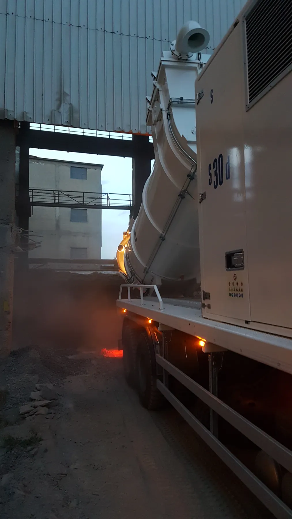 Cement Plant 20 m Silo Internal Cleaning No. 19
